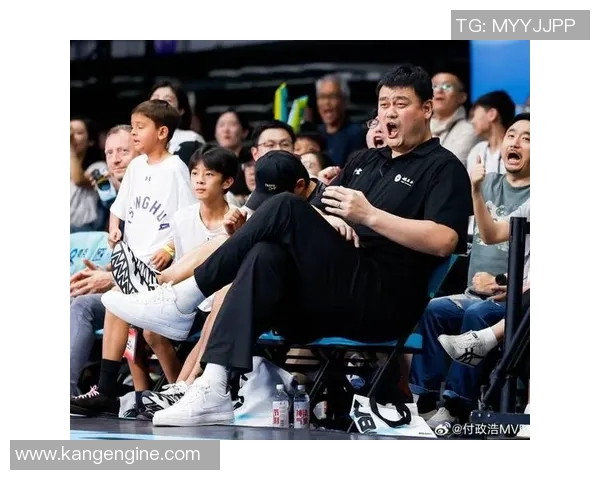 姚明宿舍环境揭秘：从简陋到奢华的成长之路与篮球梦想的交织