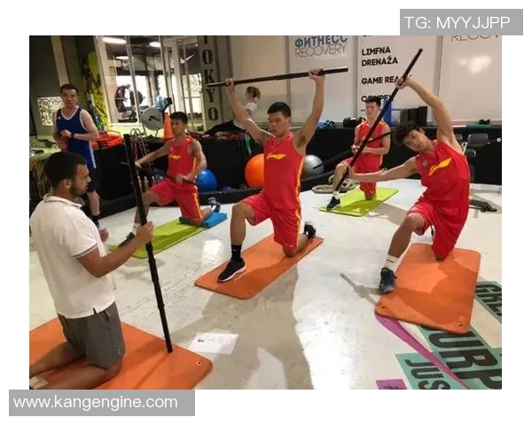 足球明星走进野球场展现非凡技艺与热情点燃草根梦想