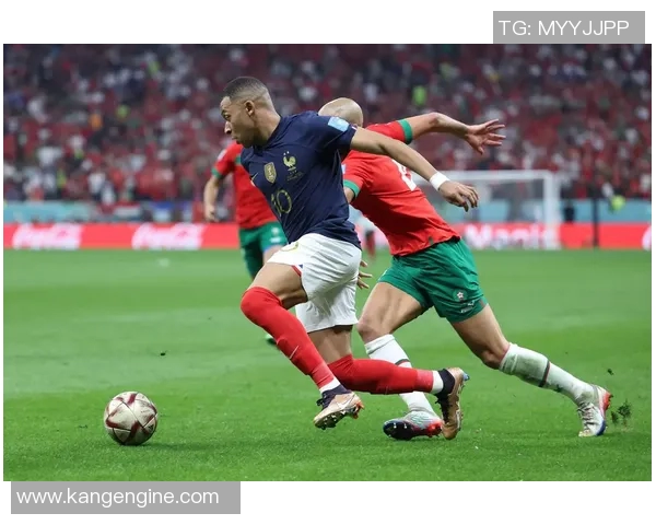 足球明星独特招牌动作助力球队赢得比赛荣耀